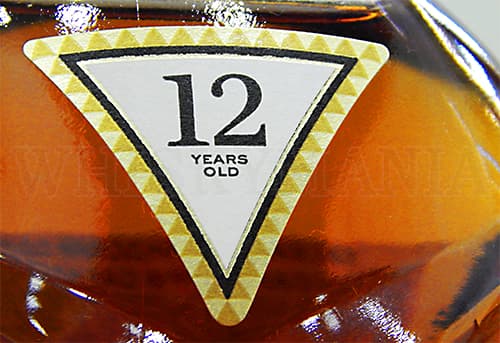 Шеврон с цифрой 12 на бутылке виски Макаллан