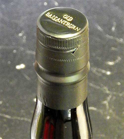 Фольгированный колпачок бутылки виски