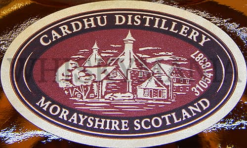 Фирменная символика на бутылке односолодового виски Cardhu 12 лет